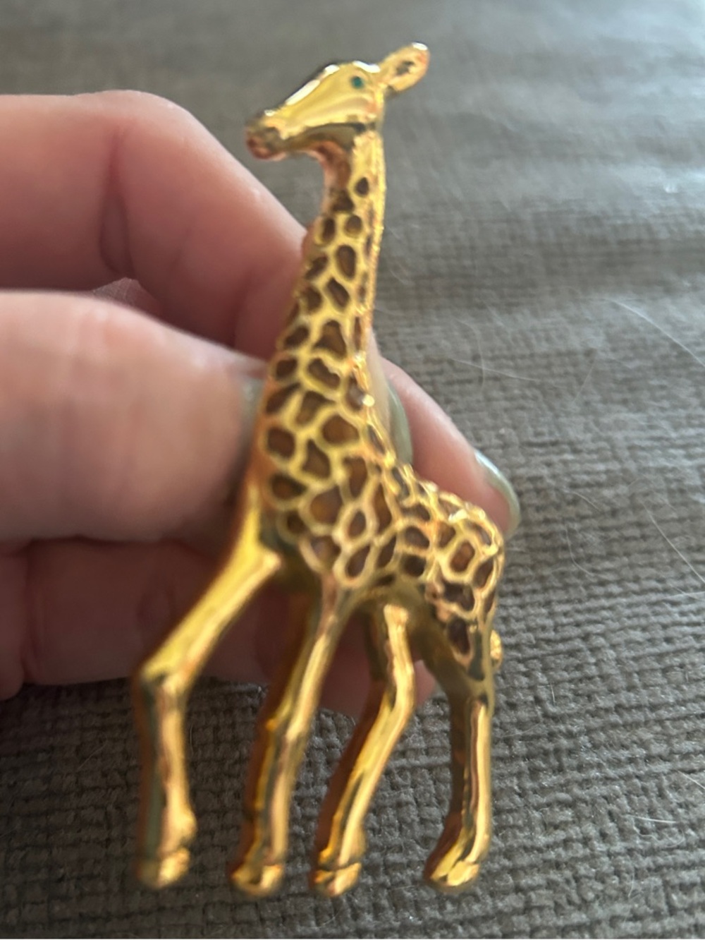 Gold Giraffe Brooch - Elegant Animal Pin